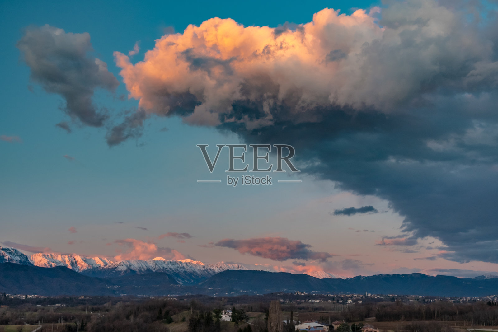 意大利弗留利-威尼斯朱利亚乡村的冬季多彩日落照片摄影图片