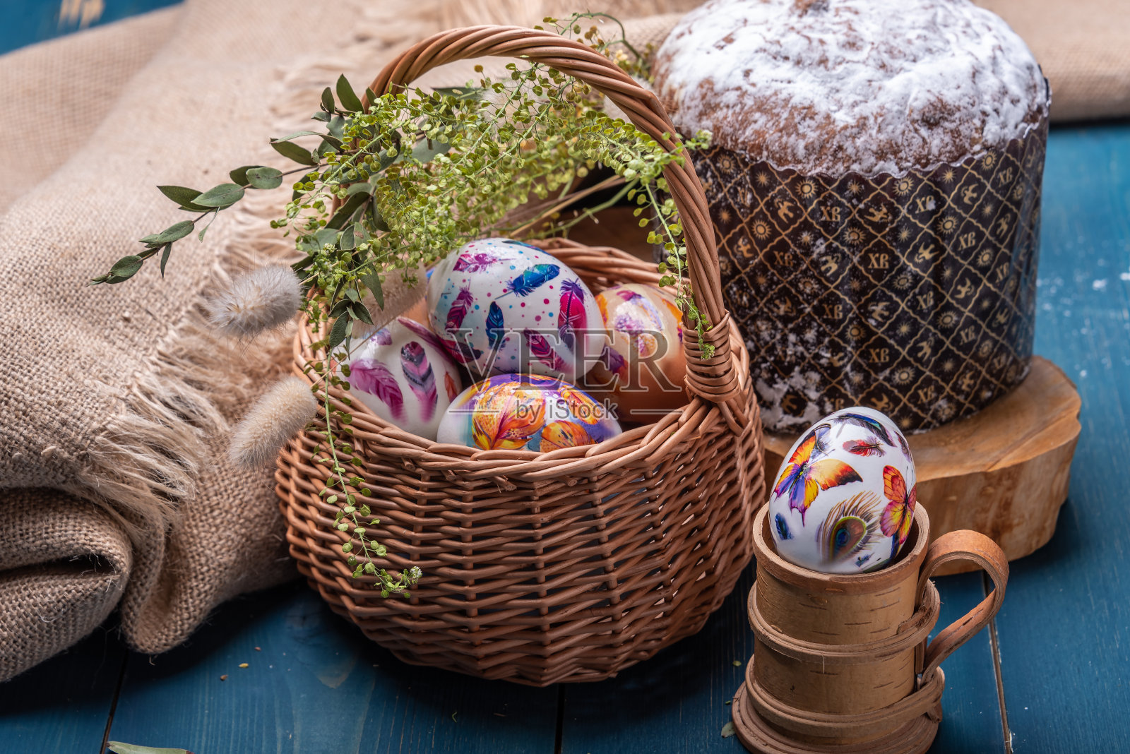 复活节静物画，有逾越节蛋糕，复活节彩蛋，干植物，木桌上的麻袋。照片摄影图片