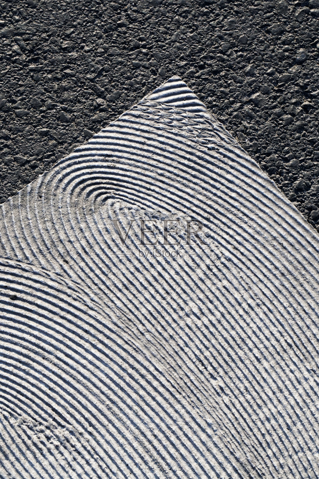 波尔多- 08-30-2019:沥青上有质感的白色油漆照片摄影图片