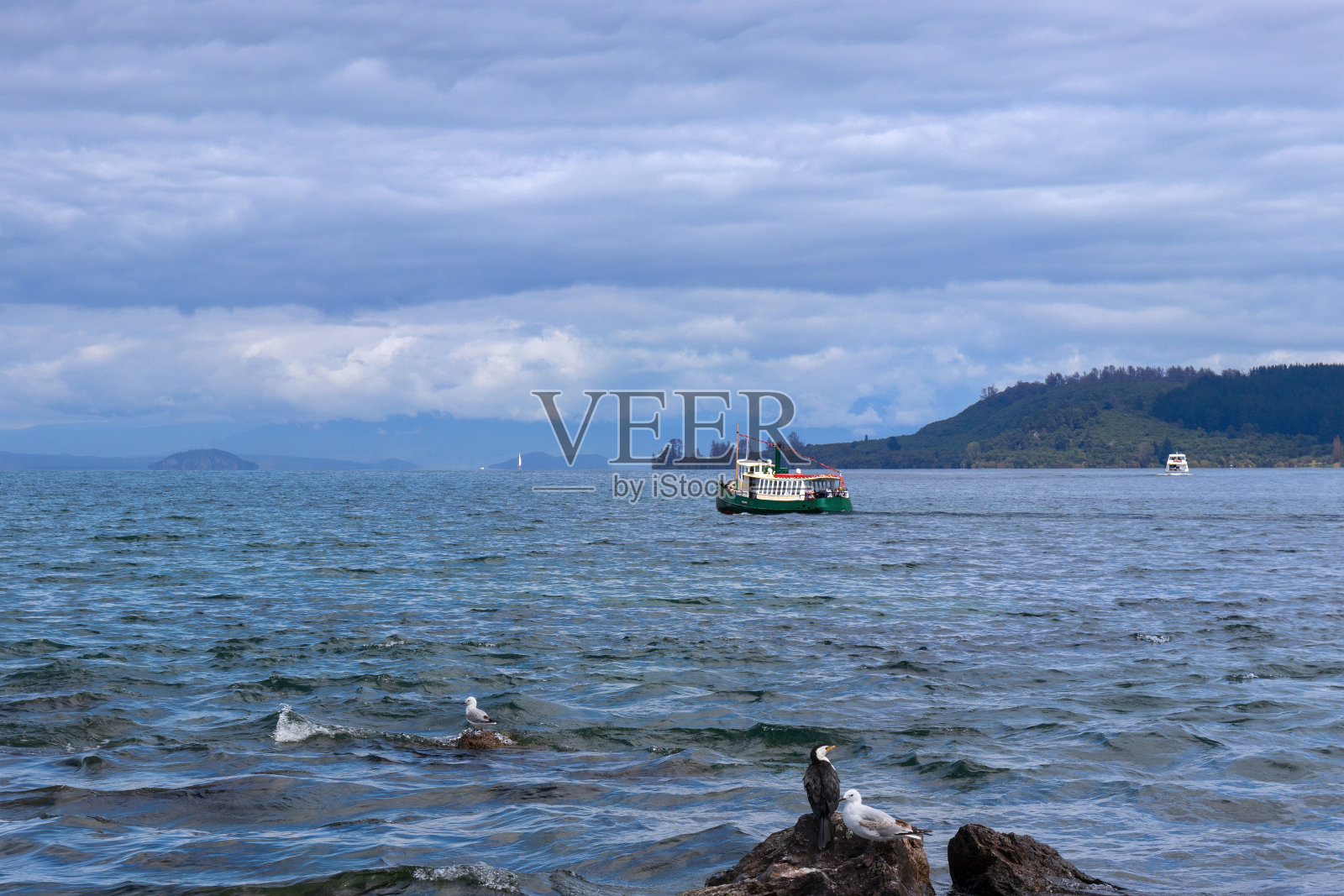 陶波湖碧蓝的湖水照片摄影图片