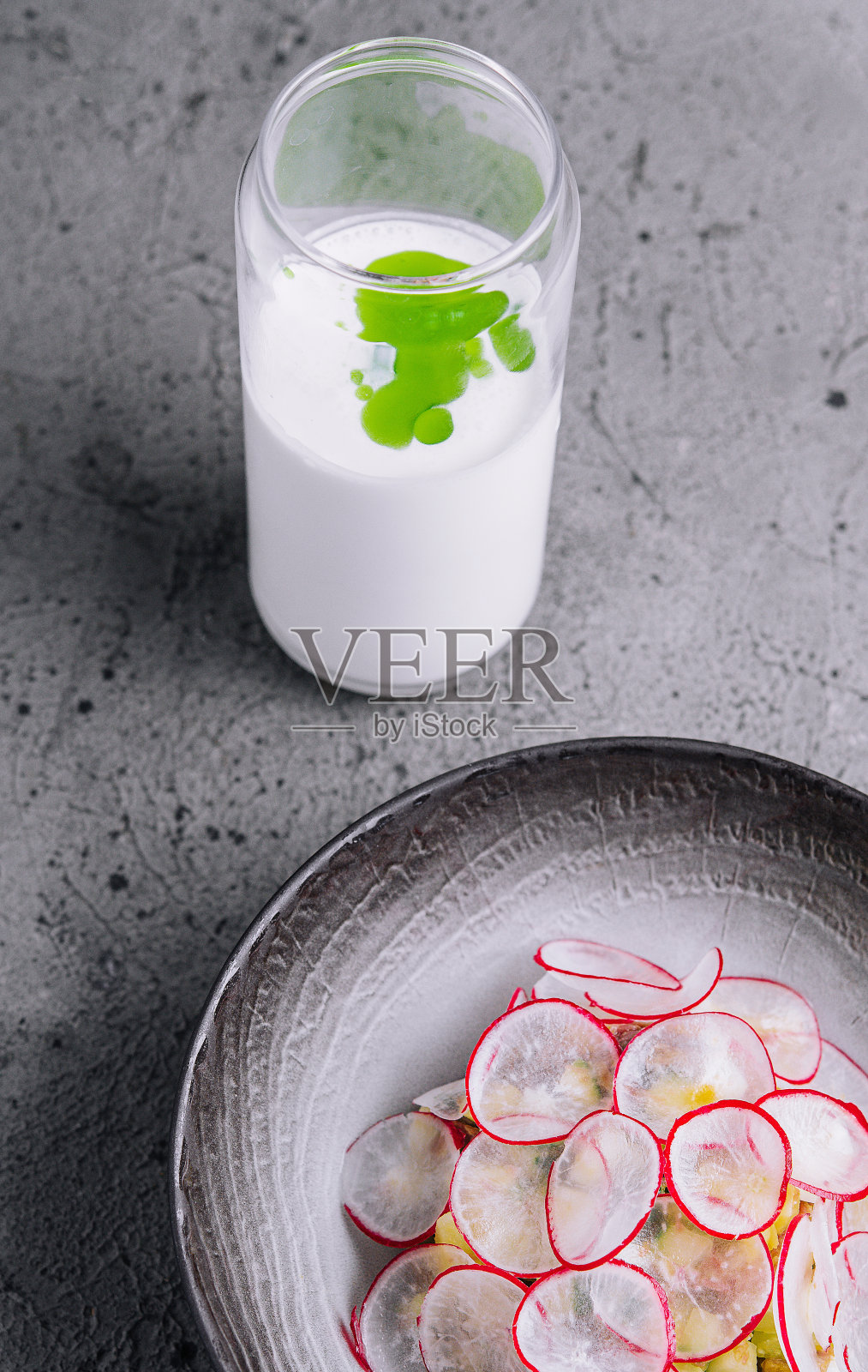 在餐厅里吃牛肉照片摄影图片