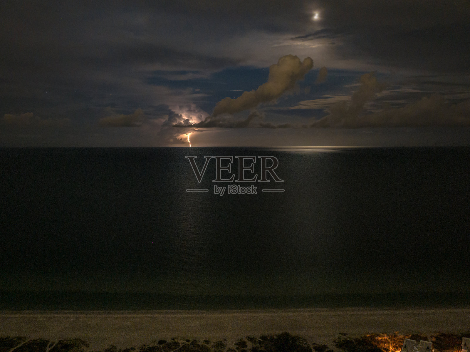 安娜玛丽亚岛海岸被闪电击中照片摄影图片