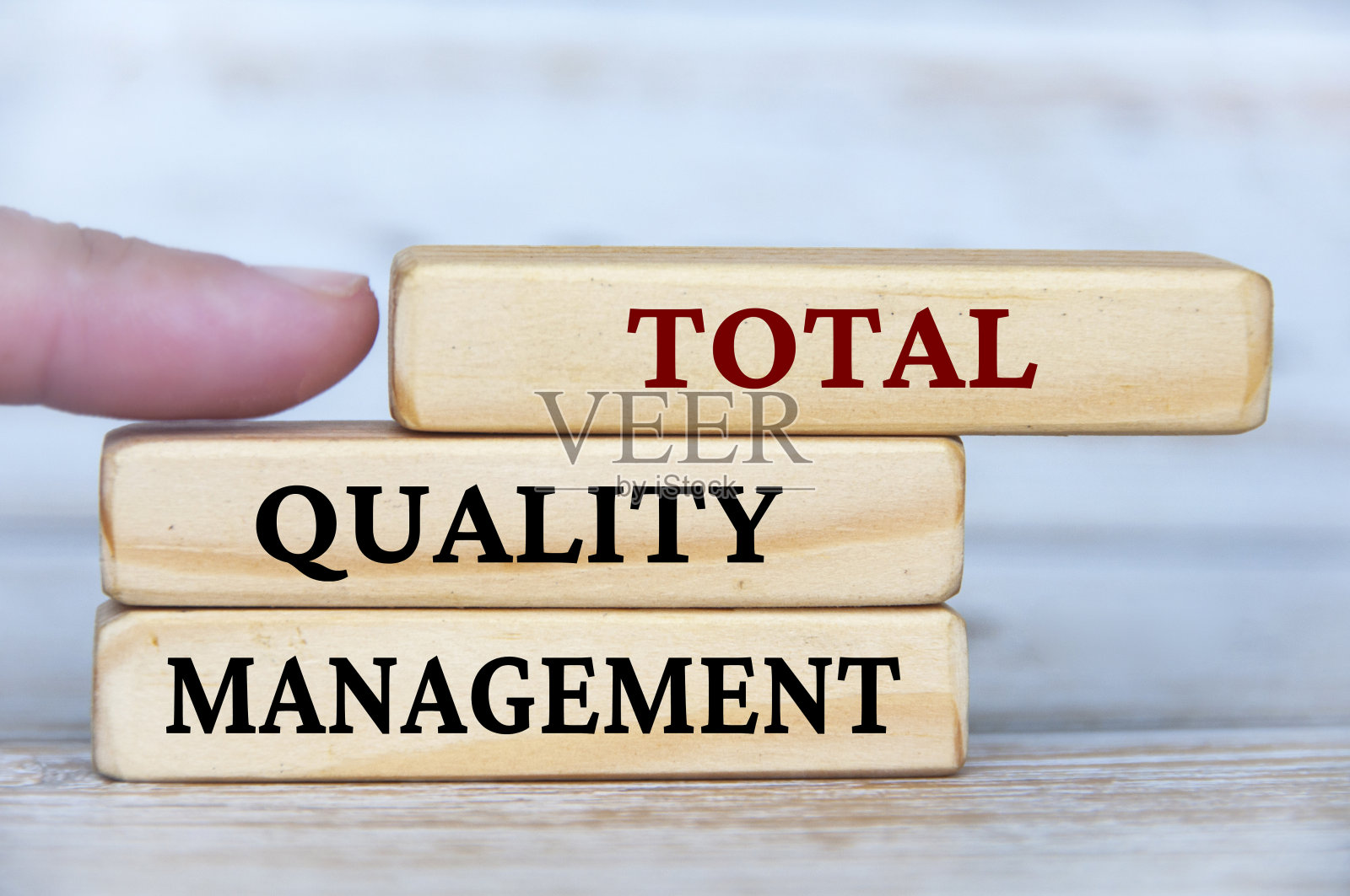 全面质量管理文字上的木块。企业文化和卓越运营理念照片摄影图片