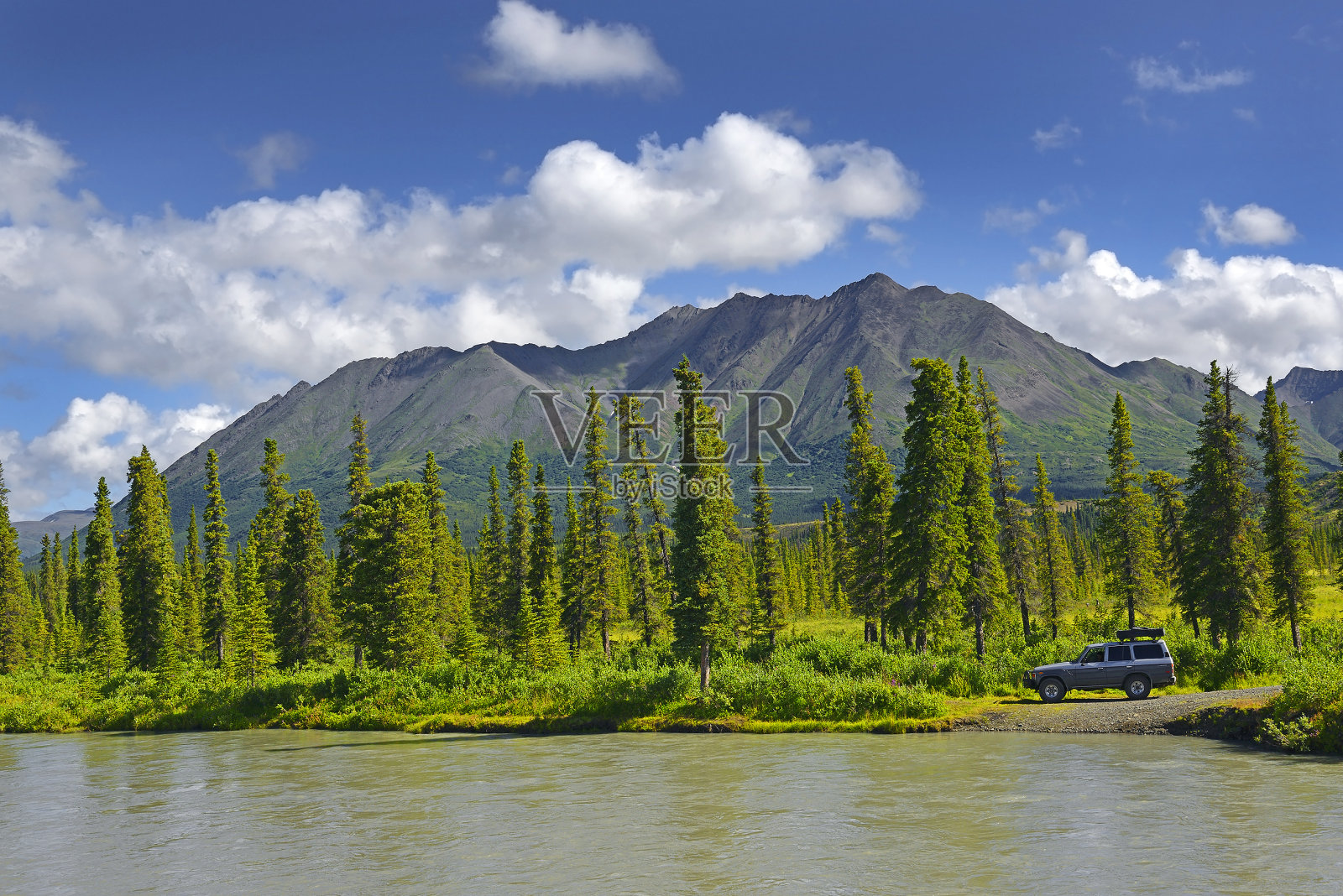 美国阿拉斯加州德纳利高速公路上的苏西特纳河照片摄影图片