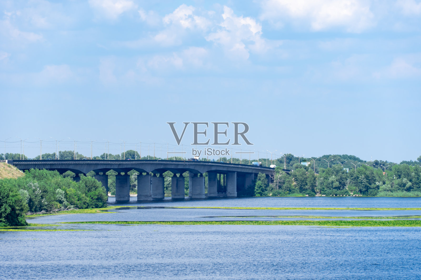 路桥横跨风景如画的河流，连接城市的左岸和右岸。照片摄影图片