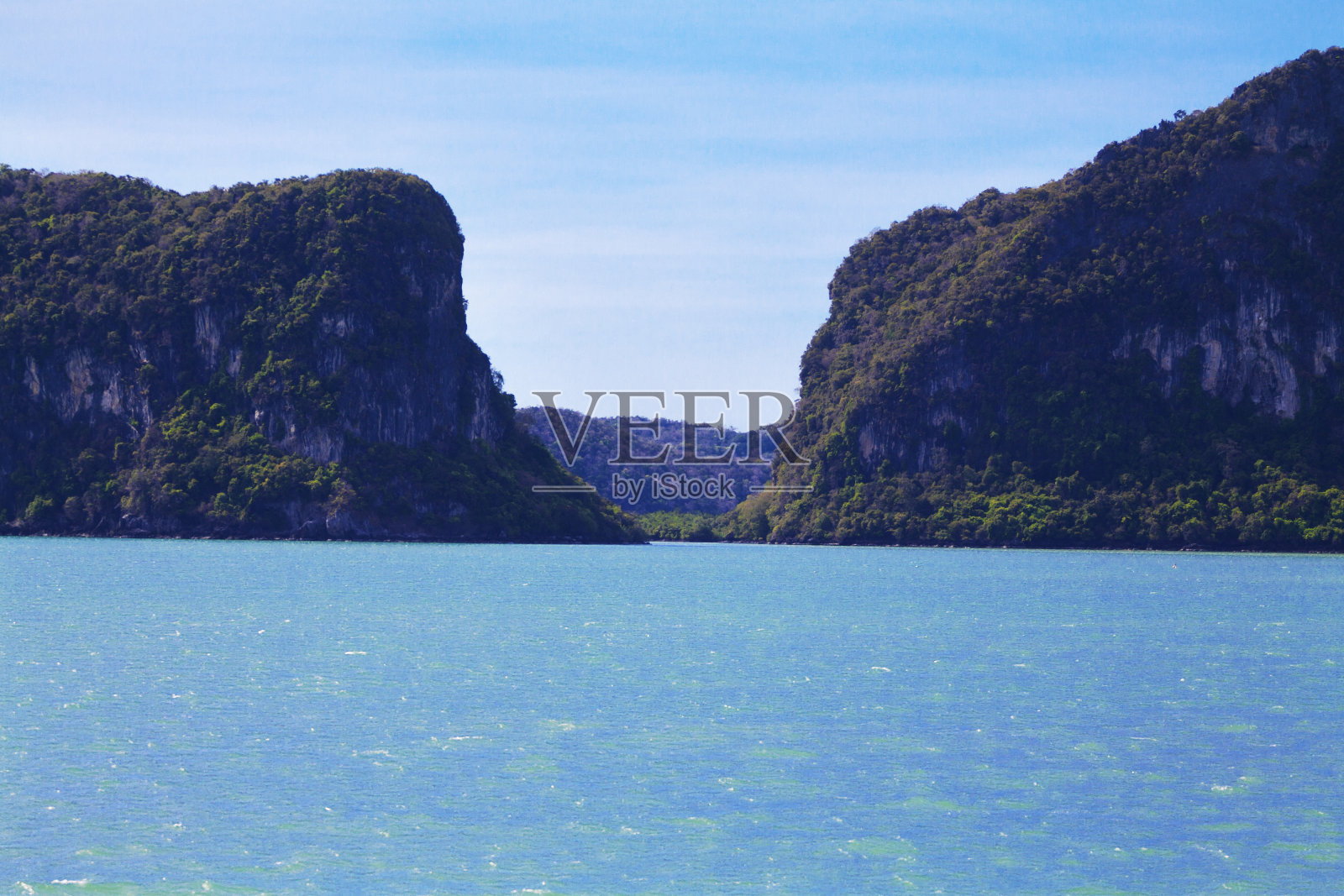 素叻他尼海岸的岩石和山丘照片摄影图片