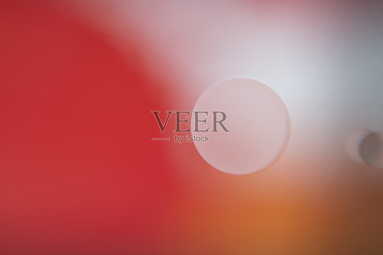 马可滴在红色的水中照片摄影图片