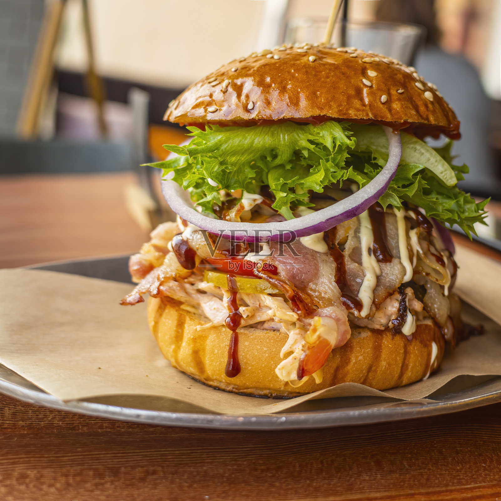 咖啡馆里木桌上的一个大汉堡照片摄影图片