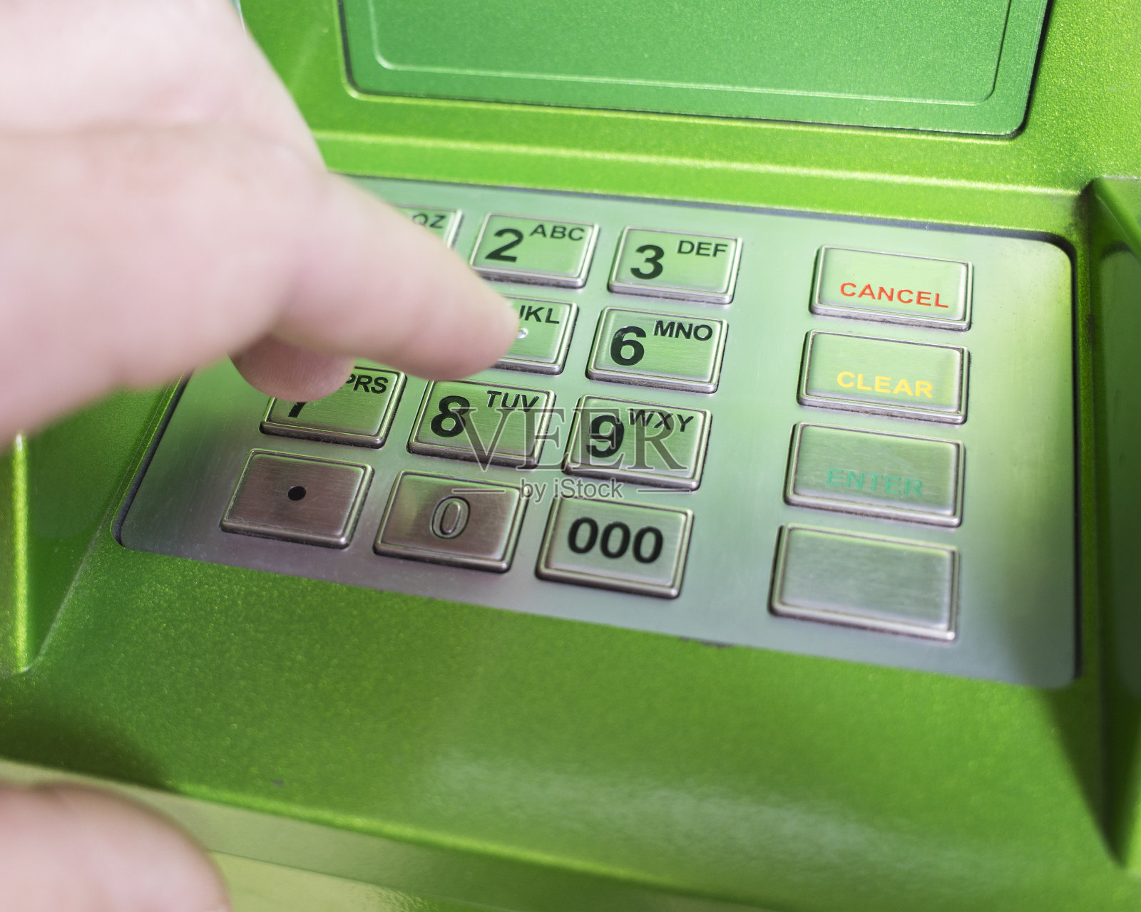 一位男士的手按下了自动取款机密码键盘上的按钮照片摄影图片