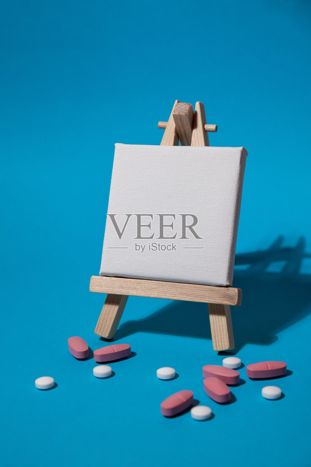 近距离的剂量药片，每天服用药物与白色粉红色的药物和胶囊与纸笔记复制空间为您的文本模板模拟。每天在家补充维生素。保健和疾病治疗照片摄影图片