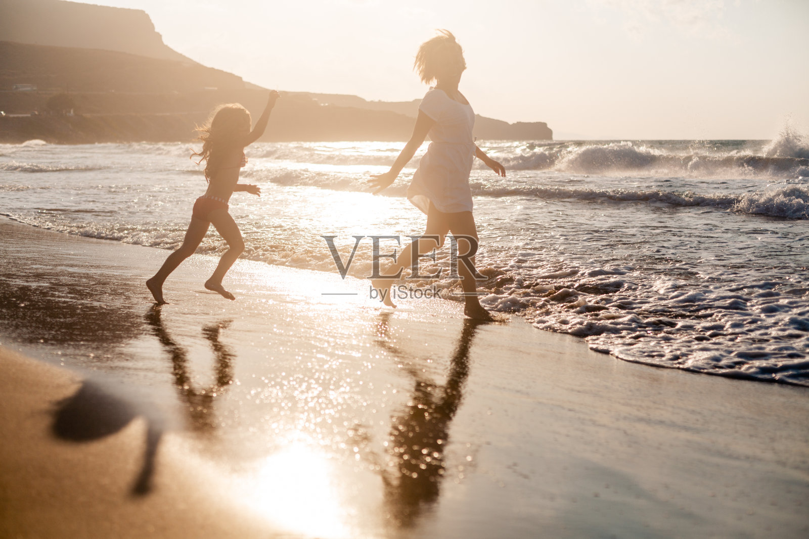 一家人在他们的暑假里享受美好的快乐时光照片摄影图片