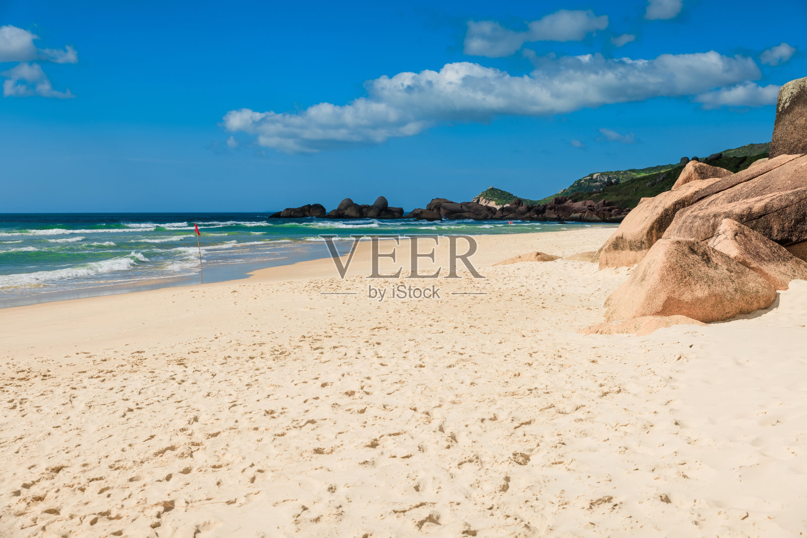 热带海滩，有令人惊叹的岩石和海浪。没有人的假日海滩横幅照片摄影图片