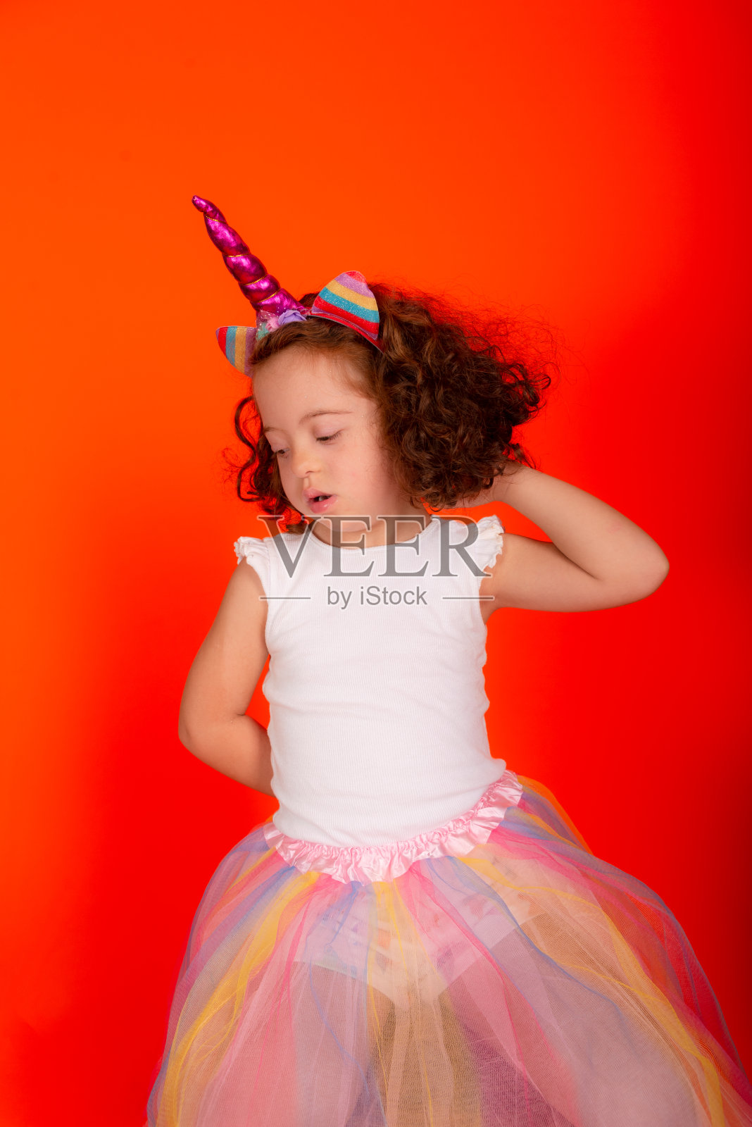 在橙色背景下身着狂欢节服装的美丽女孩照片摄影图片