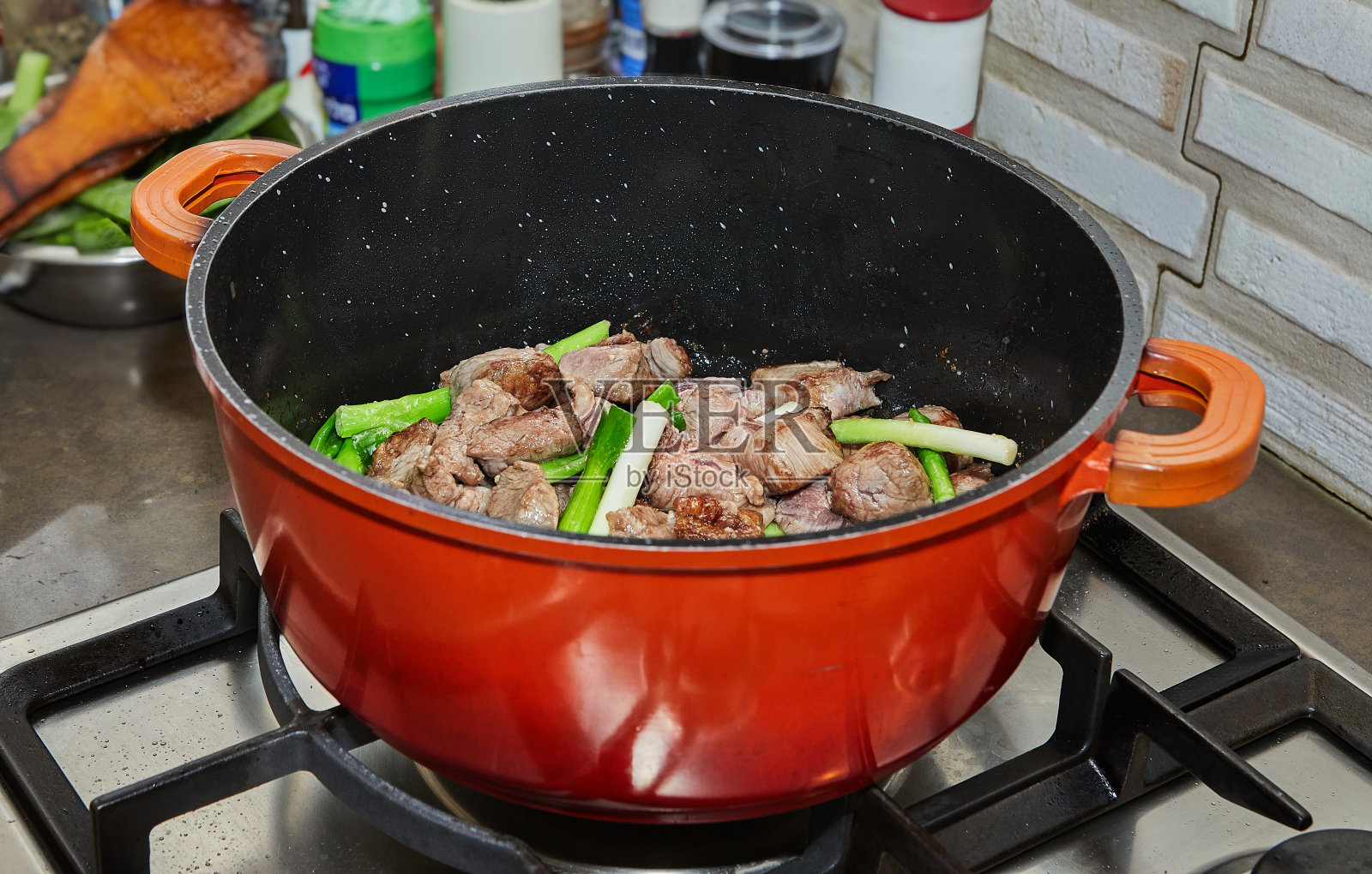 燃气灶上用洋葱炖牛肉丁照片摄影图片