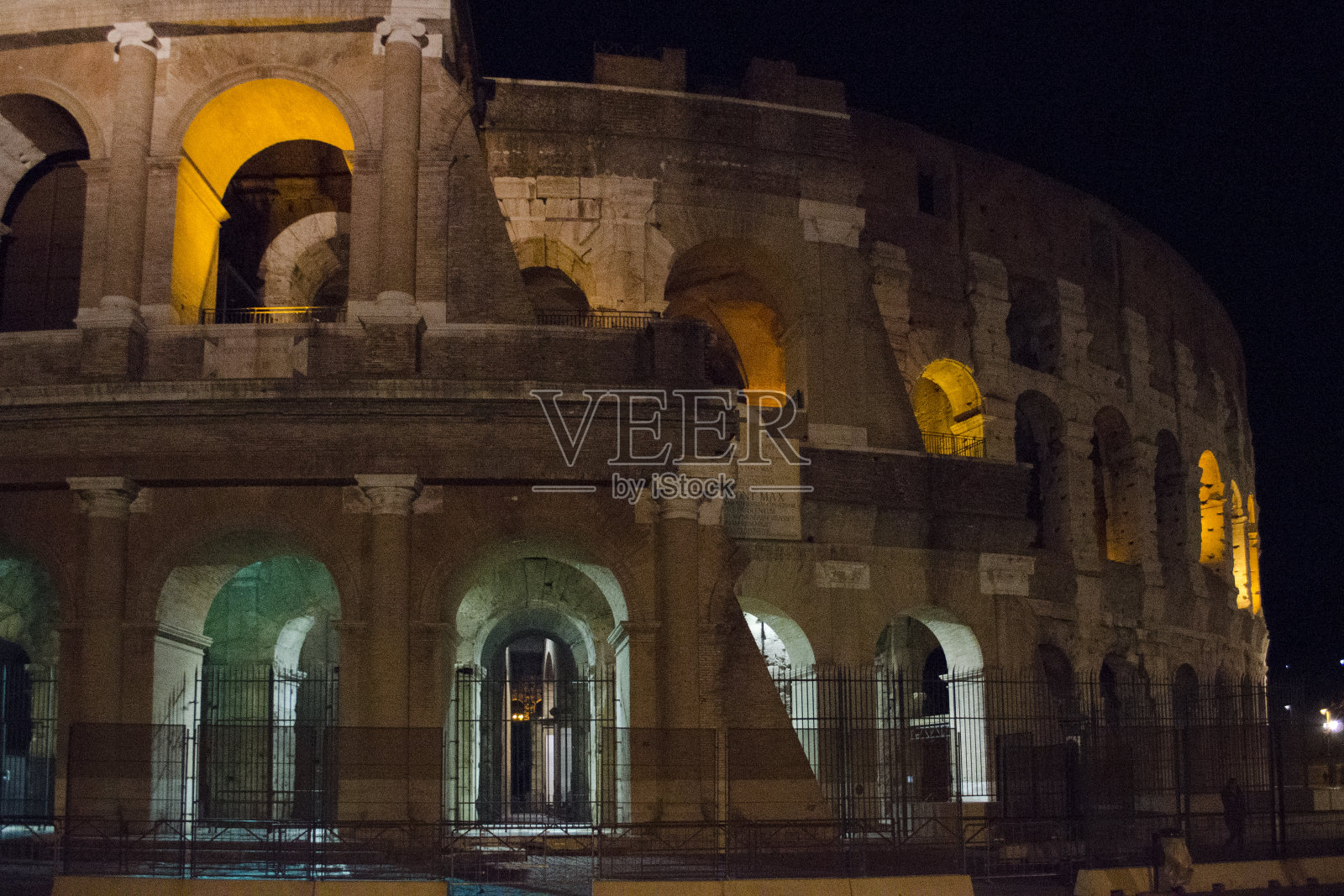 斗兽场-圆形剧场，古罗马的建筑纪念碑。罗马斗兽场的夜景。照片摄影图片