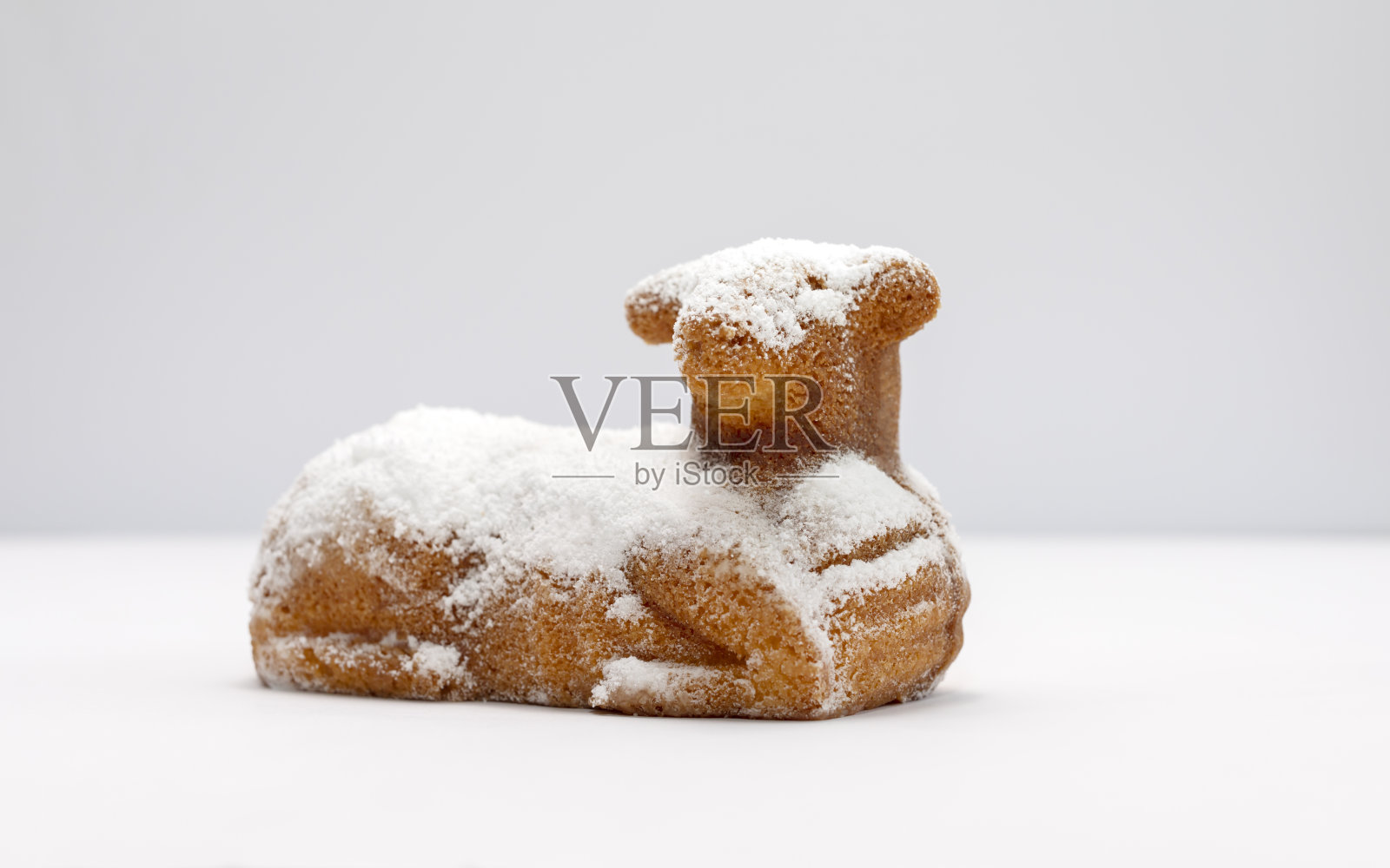 复活节甜羊磅蛋糕洒糖粉白底，表。传统的复活节食物，甜点概念。水平面照片摄影图片