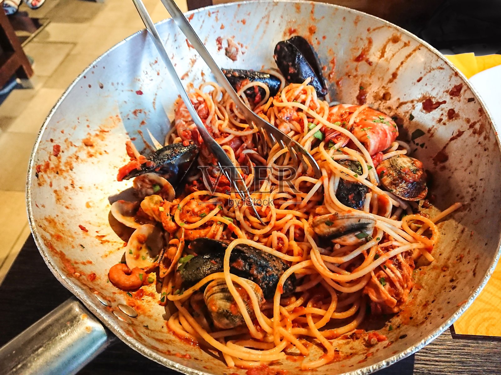 贻贝，虾配意大利式番茄酱意大利面照片摄影图片
