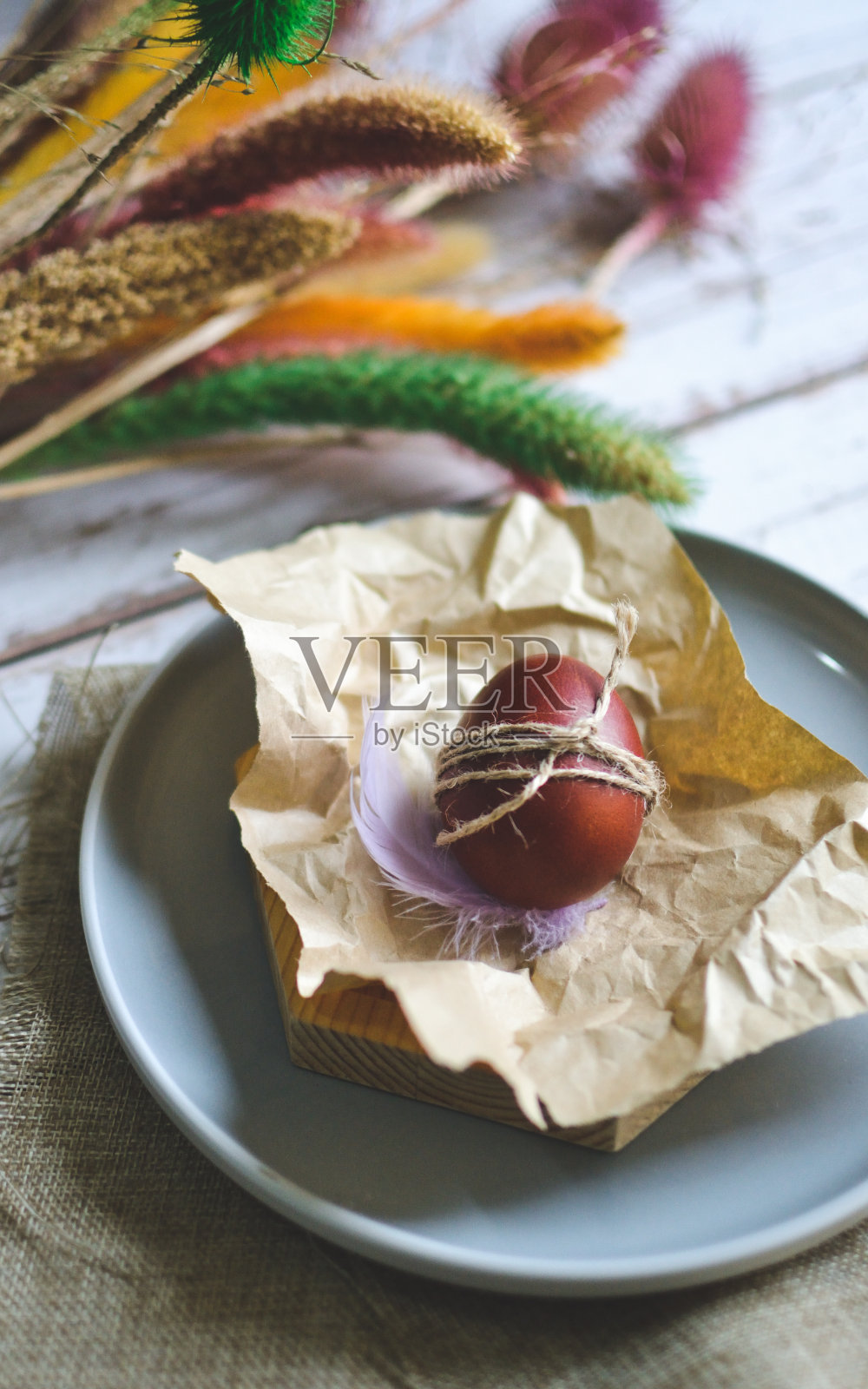 盘子里装饰好的复活节彩蛋照片摄影图片