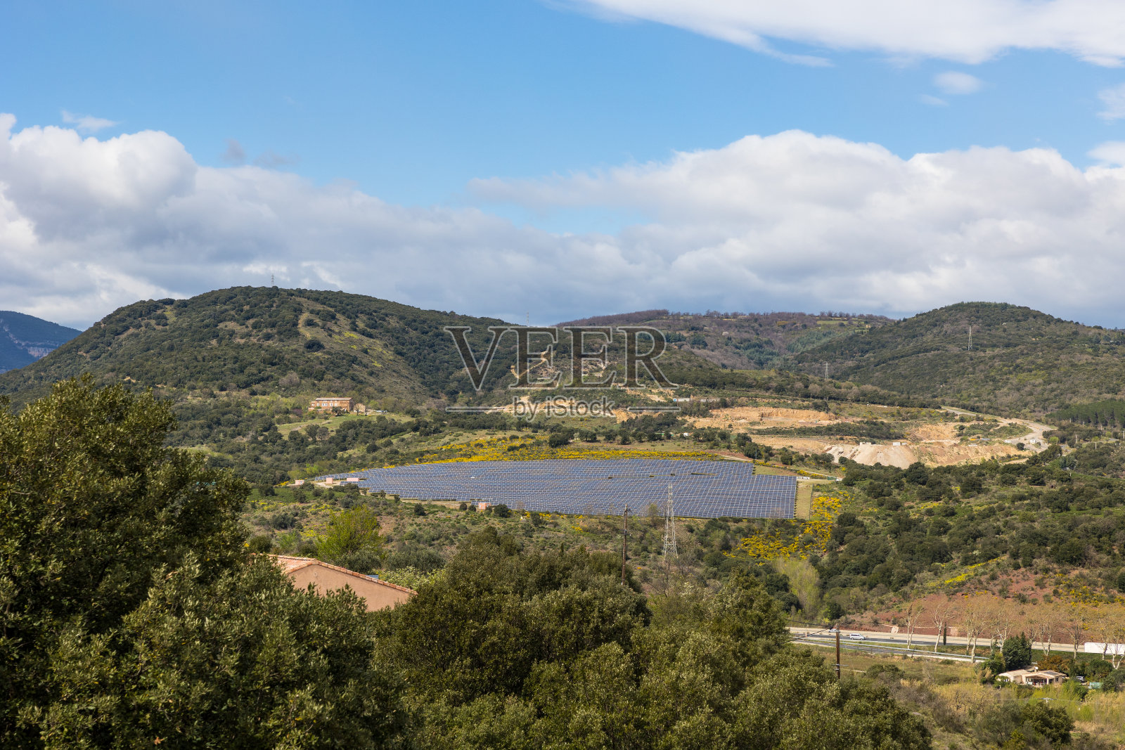 lod<e:1>的光伏太阳能发电厂，位于A75高速公路边上照片摄影图片