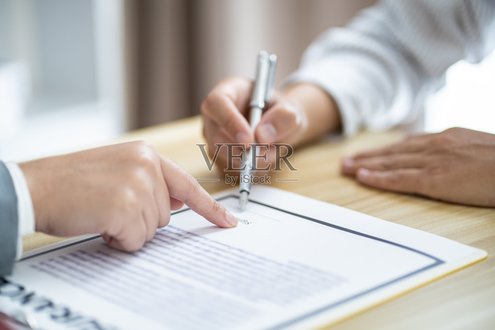 商务人士签订合同与房地产经纪人达成协议，关于顾问房屋保险、房地产投资、财产保险安全的理念。房地产经纪人提供房屋照片摄影图片