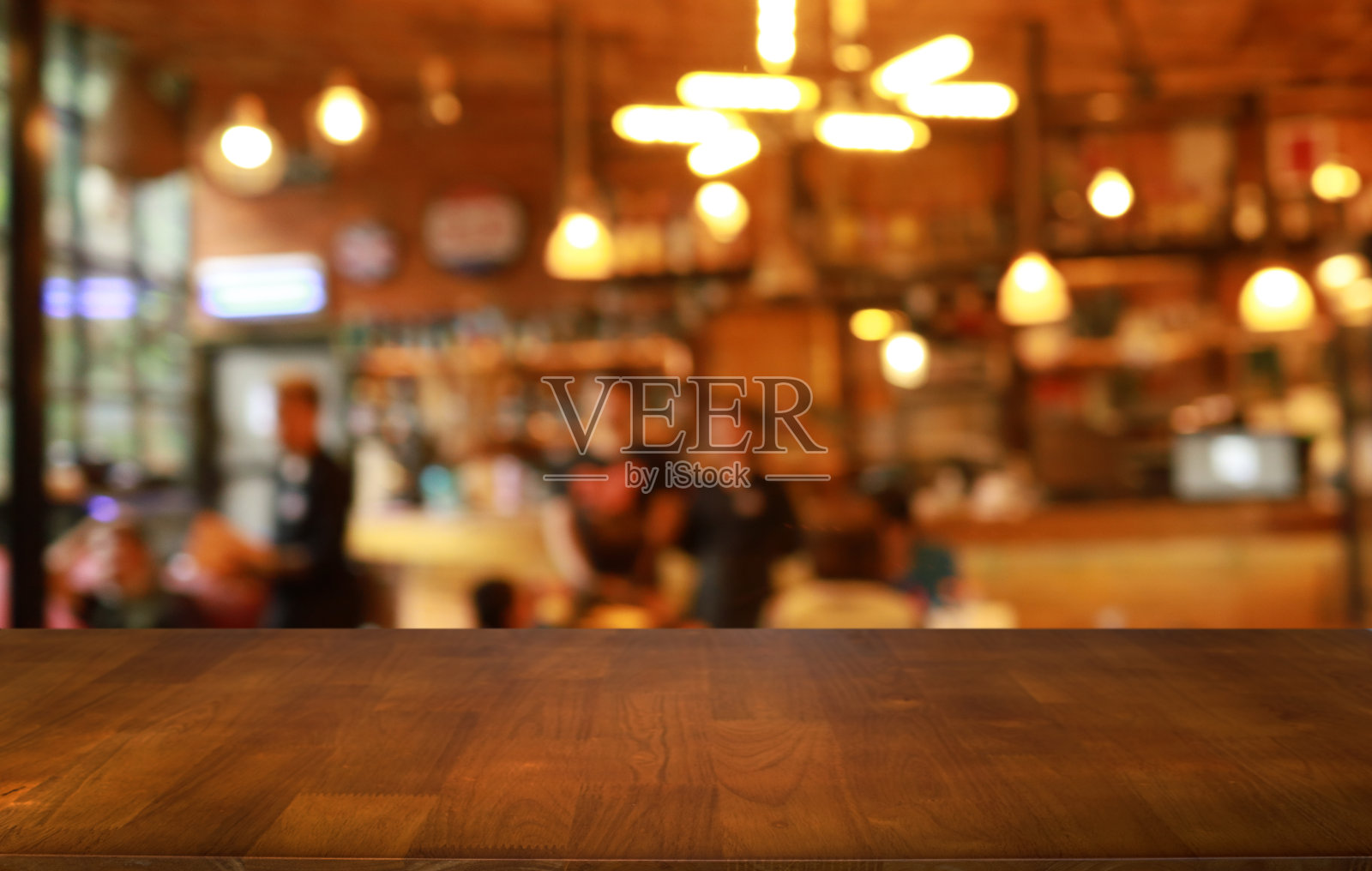 咖啡厅抽象模糊背景前的空木桌。可用于展示或蒙太奇您的产品。产品展示的模型照片摄影图片