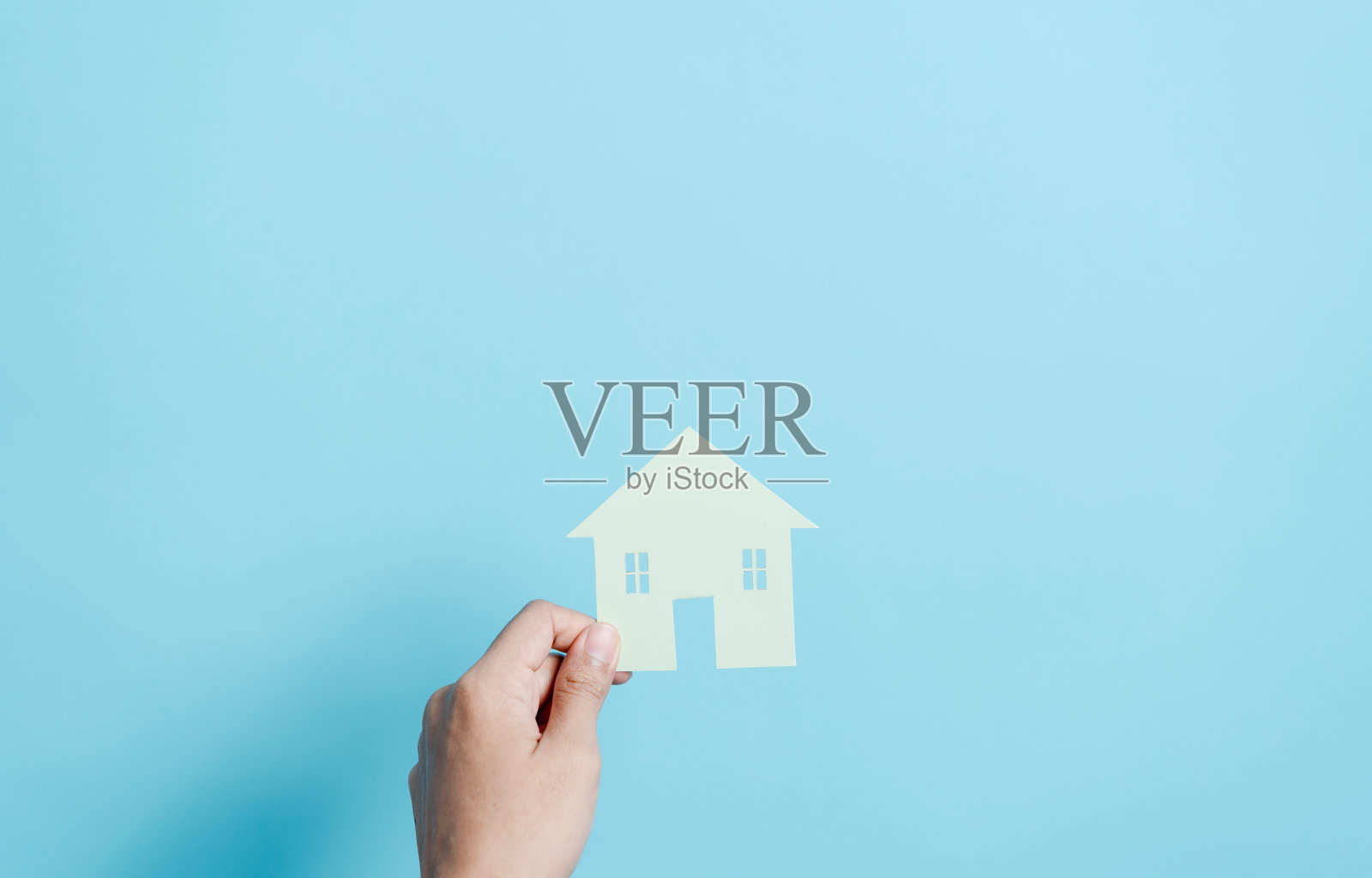 手捧房子剪纸，家庭之家，无家可归者住房，抵押危机和家庭保障保险，国际家庭日，寄养家庭护理，家庭日托，居家概念照片摄影图片