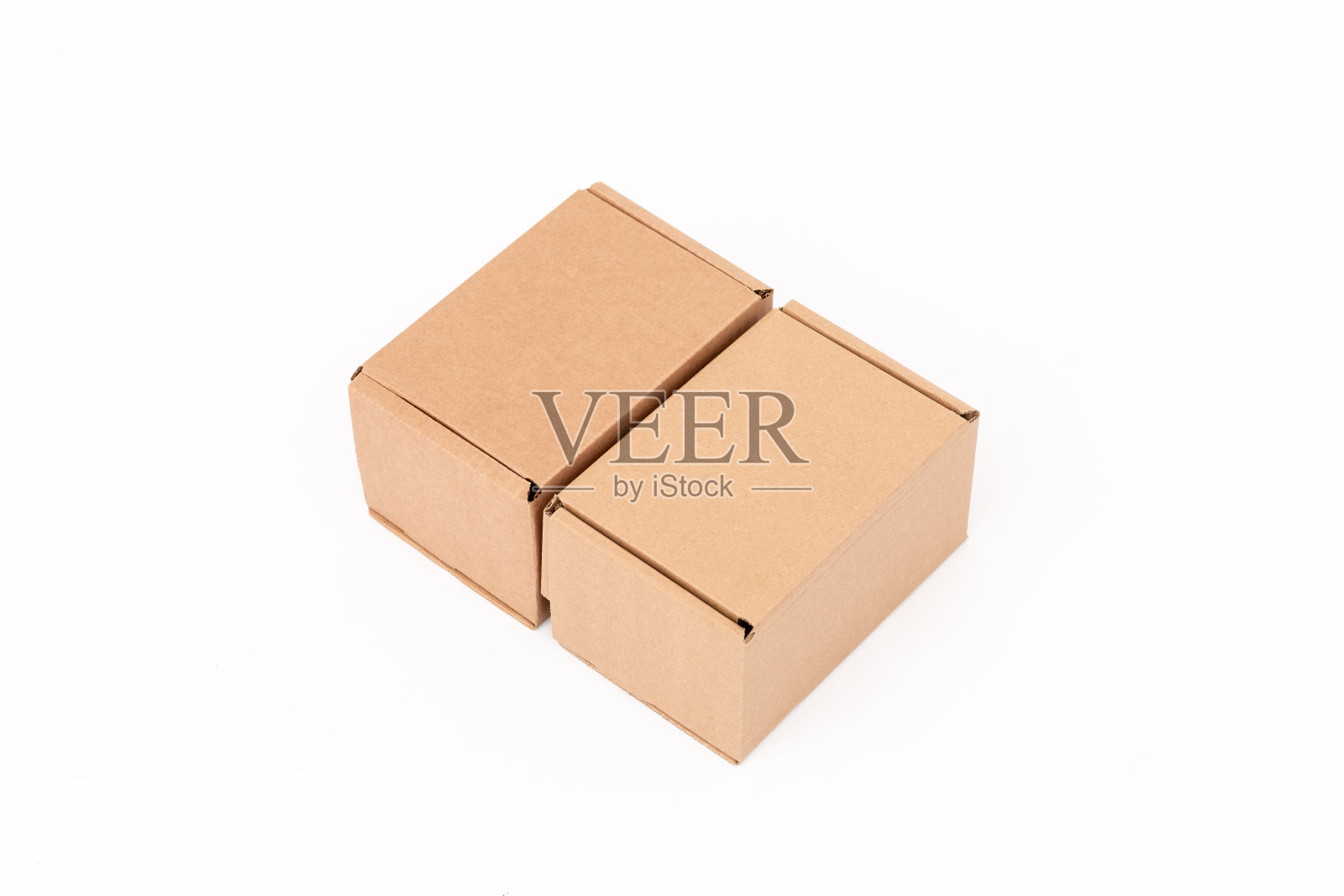 在白色背景上孤立的棕色纸板矩形盒子照片摄影图片