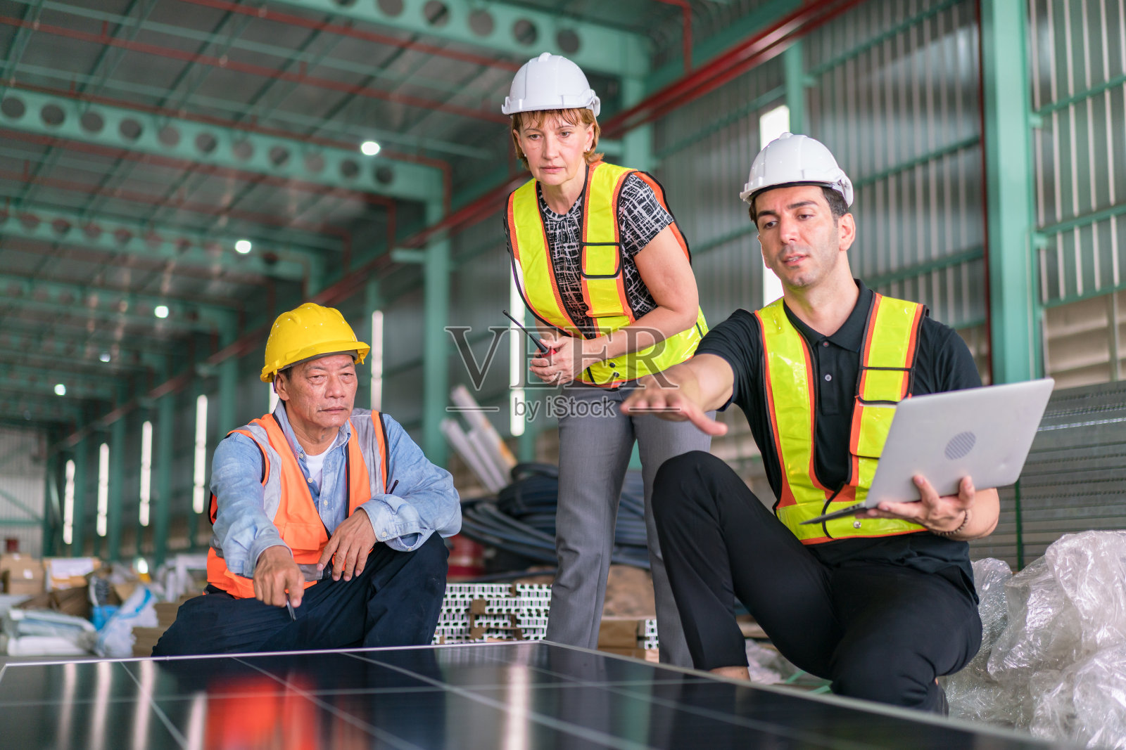 工程师与计划在检查行业。专业的工程和管理，物流工人仓库，检查工厂，仓库车间的工厂操作员。照片摄影图片