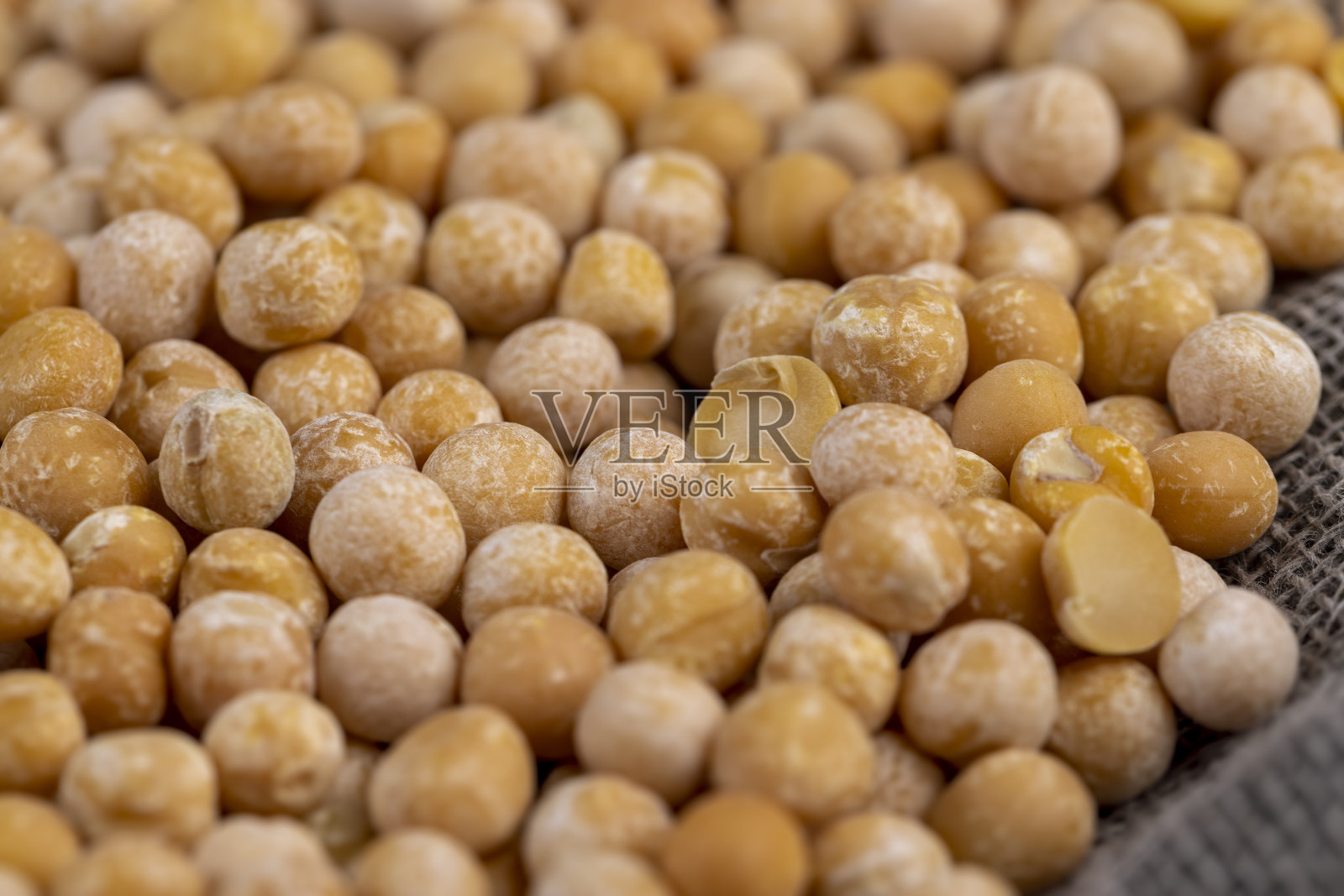 干的硬的黄豌豆，用来煮粥照片摄影图片