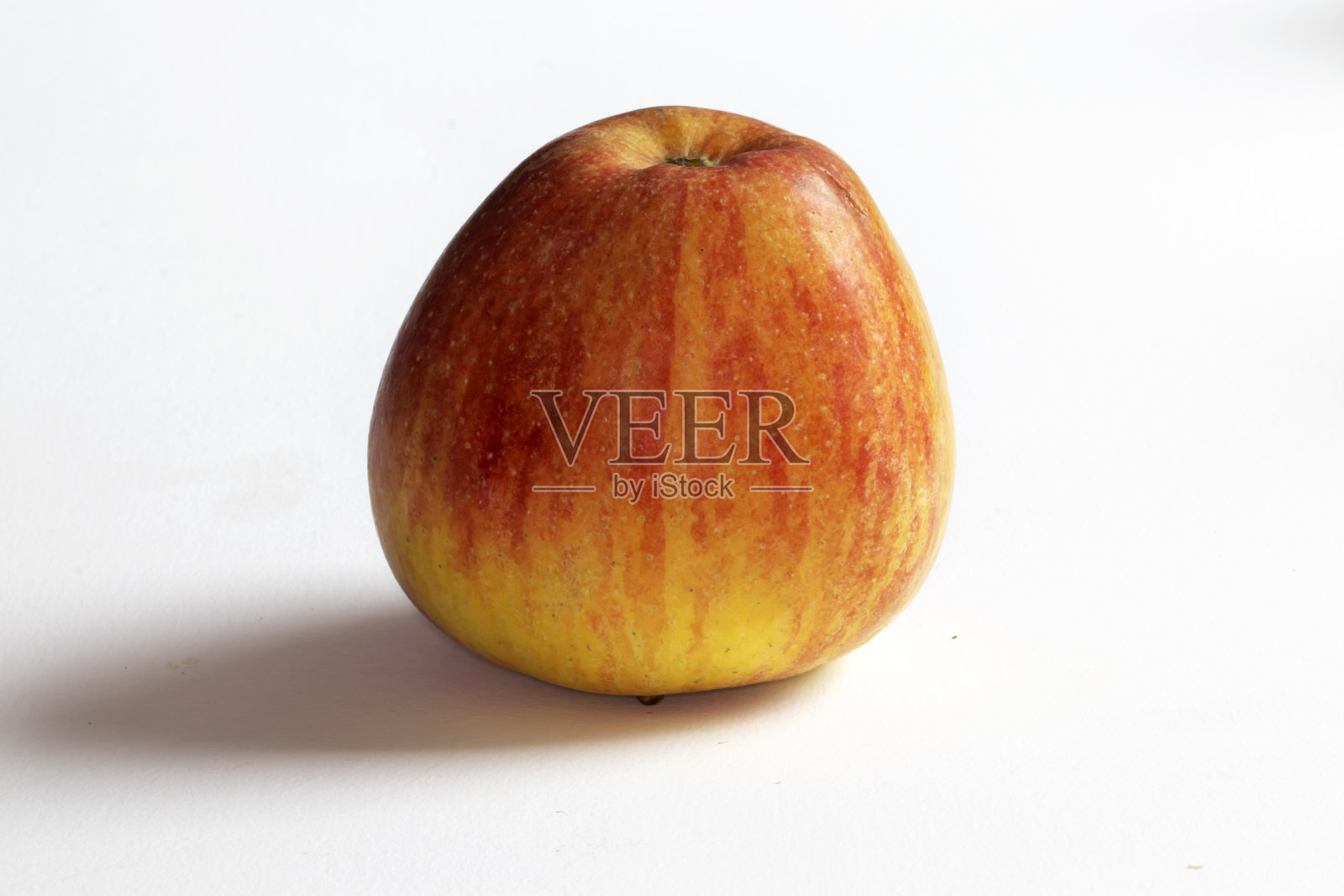 白色背景上的双色苹果照片摄影图片