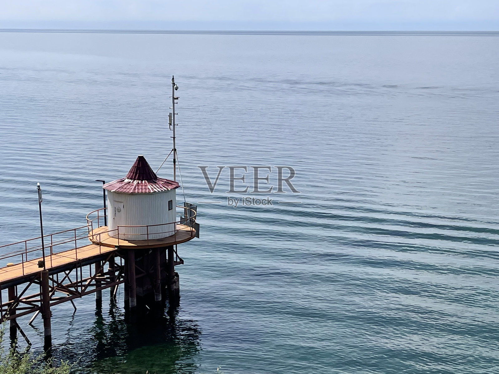 俄罗斯贝加尔湖上有圆形塔的码头照片摄影图片