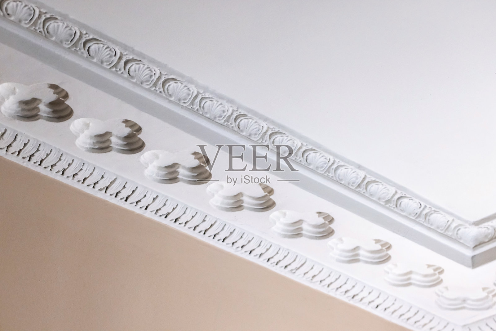 抽象的古典建筑背景，内角白色天花板照片摄影图片