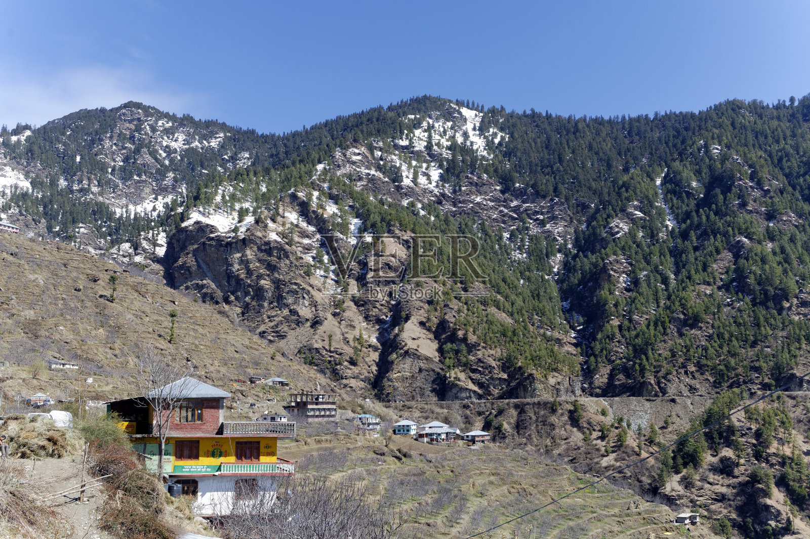 位于喜马拉雅山谷的村庄景色照片摄影图片