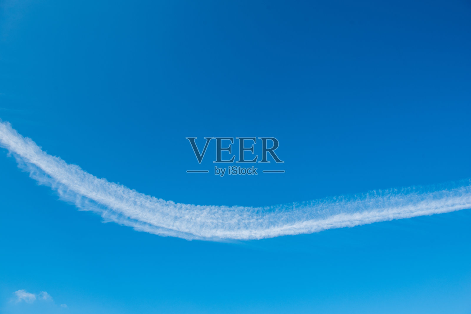 微笑在天空中，凝结着波澜、线条、构图照片摄影图片