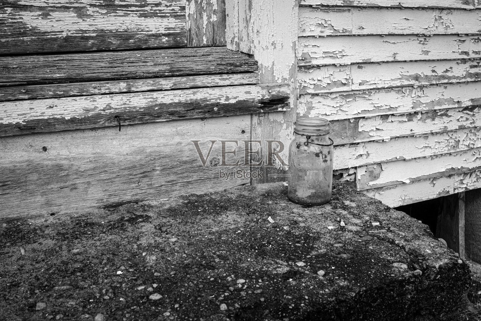 台阶上的空罐子照片摄影图片