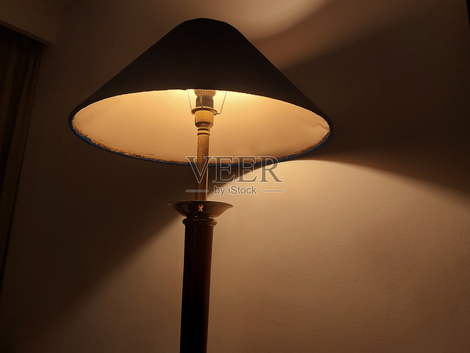 站在灯照片摄影图片