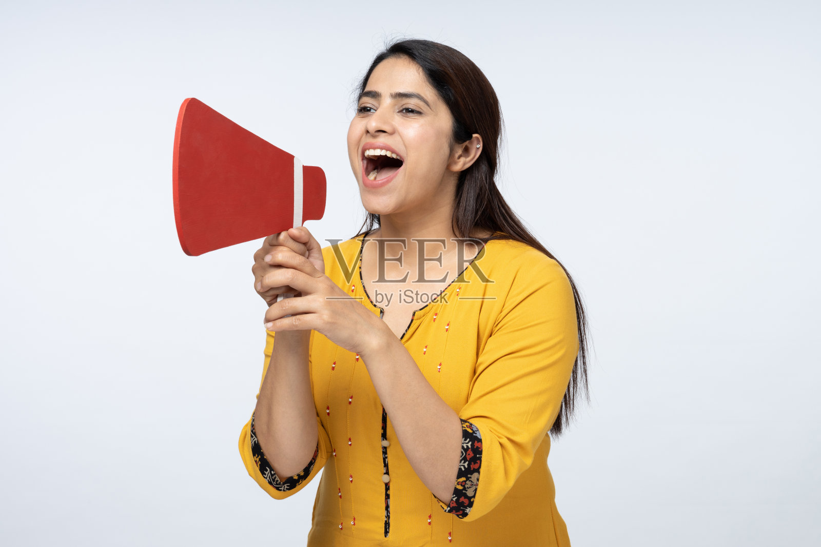 年轻女子的肖像尖叫的扩音器，宣布重要信息的白色背景股票照片照片摄影图片