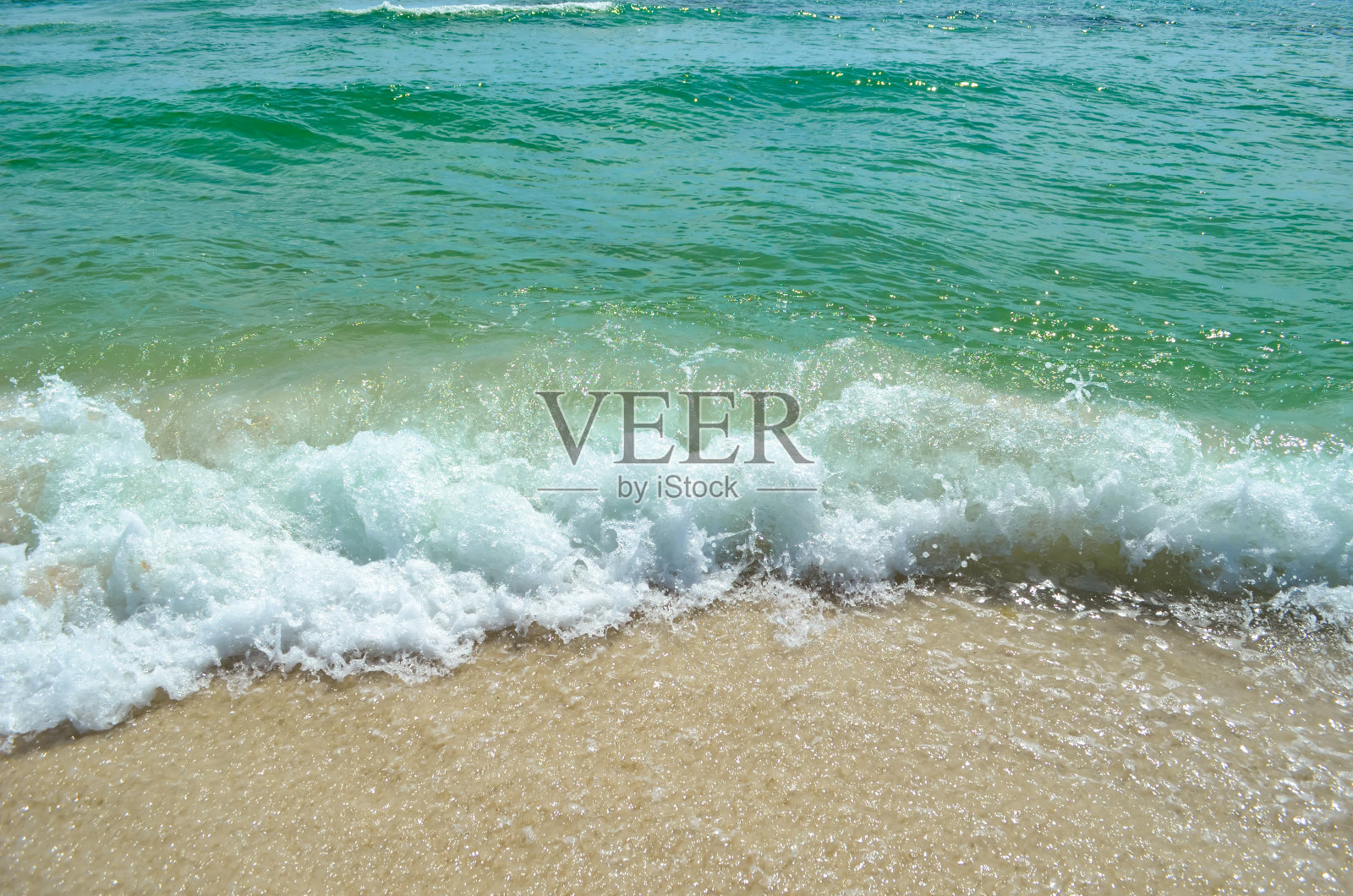 在沙滩上漫步-打破海浪照片摄影图片