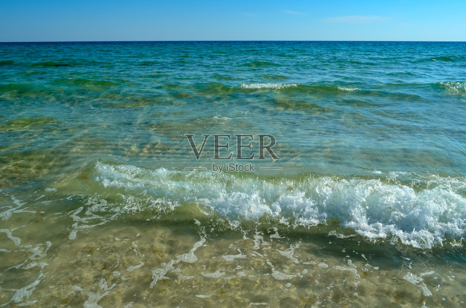 在海滩上漫步照片摄影图片