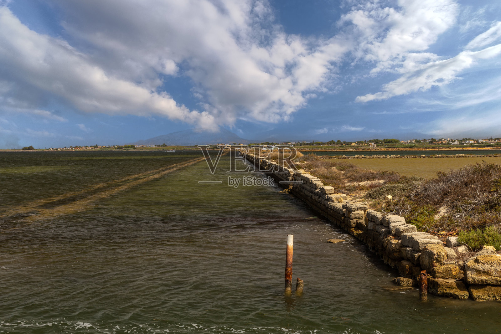 传统的盐田和风车照片摄影图片