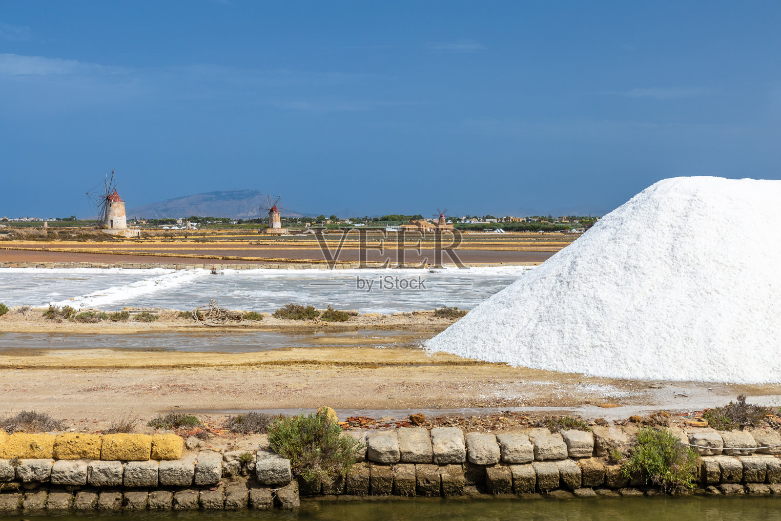 传统的盐田和风车照片摄影图片
