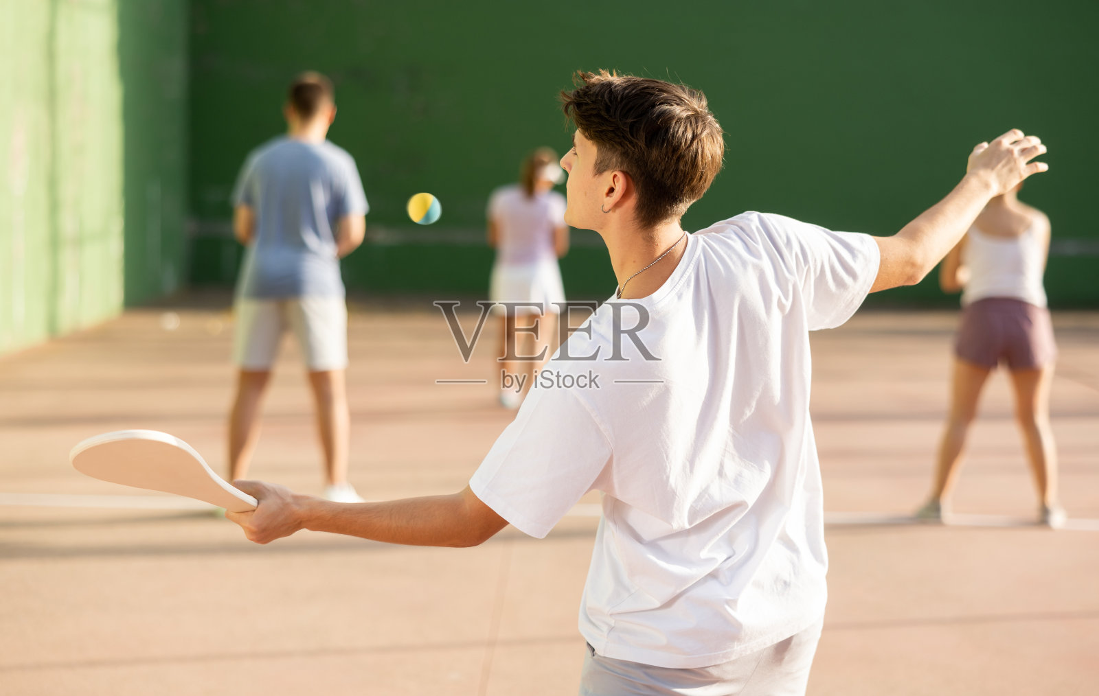 集中精力的年轻球员用球拍击球照片摄影图片