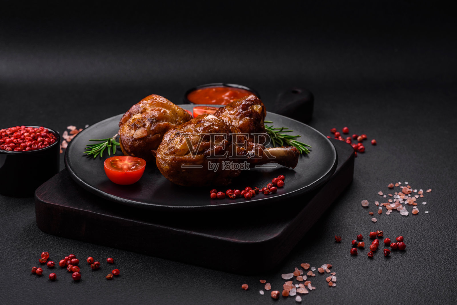 美味的烤鸡腿与香料和香草在照烧酱照片摄影图片