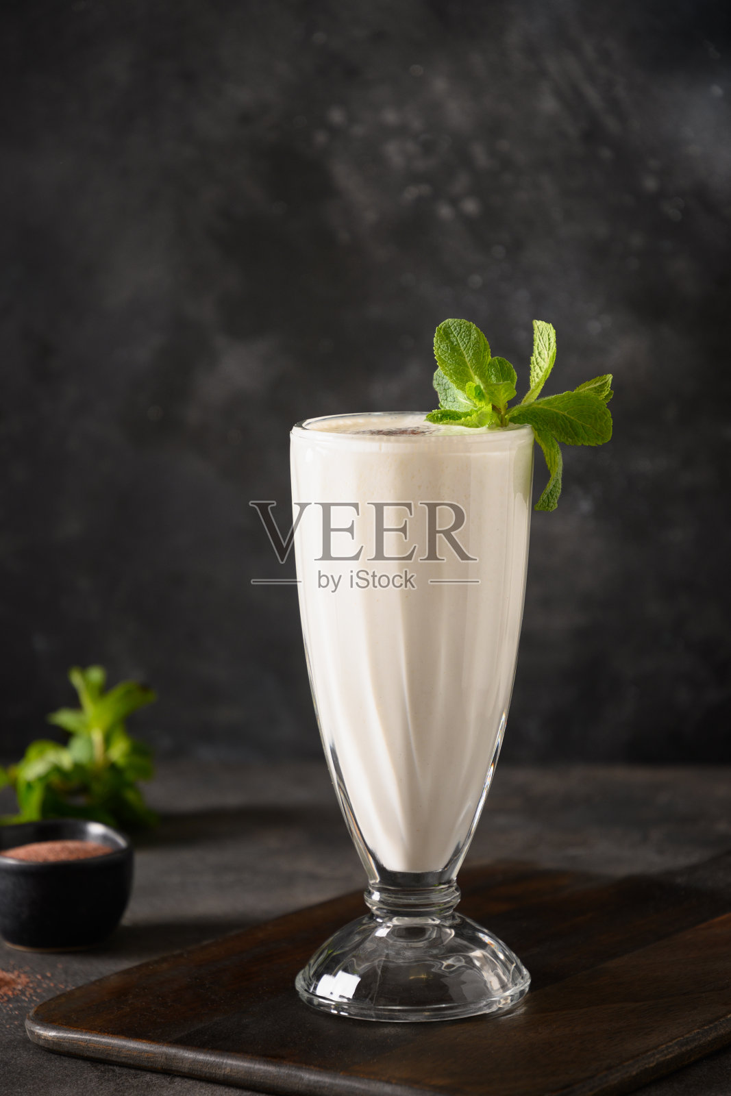 印度咸咖啡配薄荷叶和kala namak。照片摄影图片