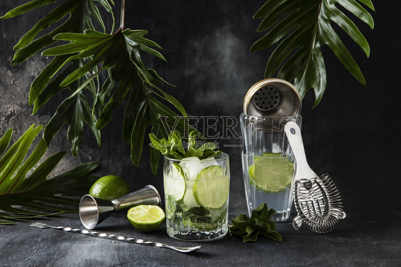 夏日鸡尾酒在炎热的天气，节日派对的概念照片摄影图片