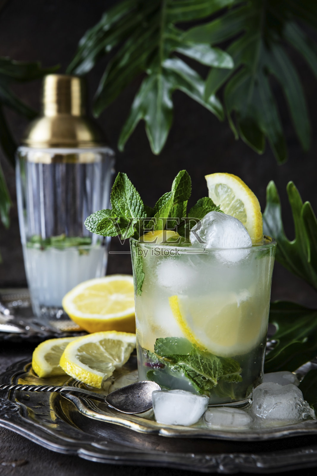 彩色背景下的夏季鸡尾酒照片摄影图片