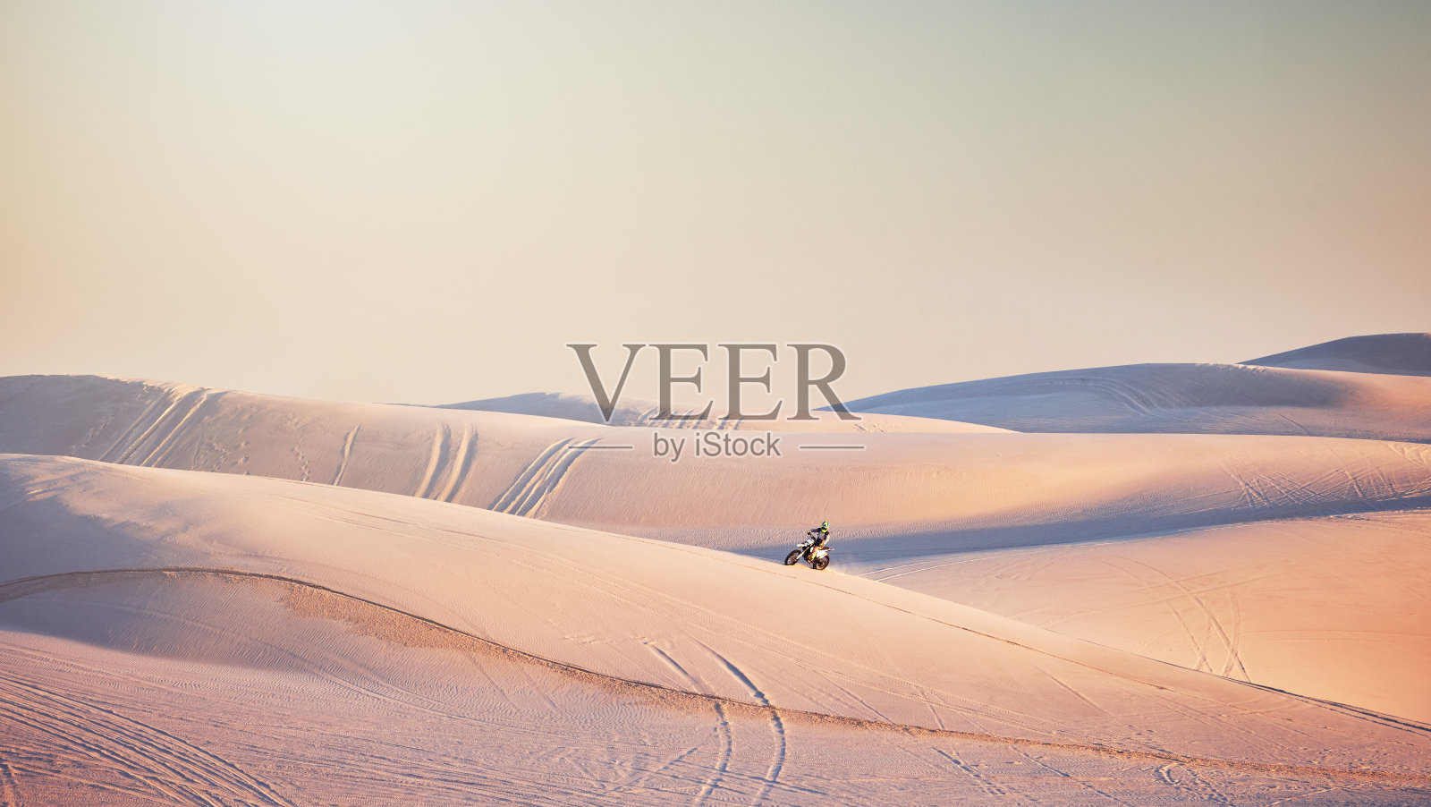 摩托车，迪拜沙漠或男子骑自行车运动锻炼，日落骑或在山上锻炼。大自然、天空或男性骑行速度冒险自由在沙滩景观训练、健身或运动比赛照片摄影图片