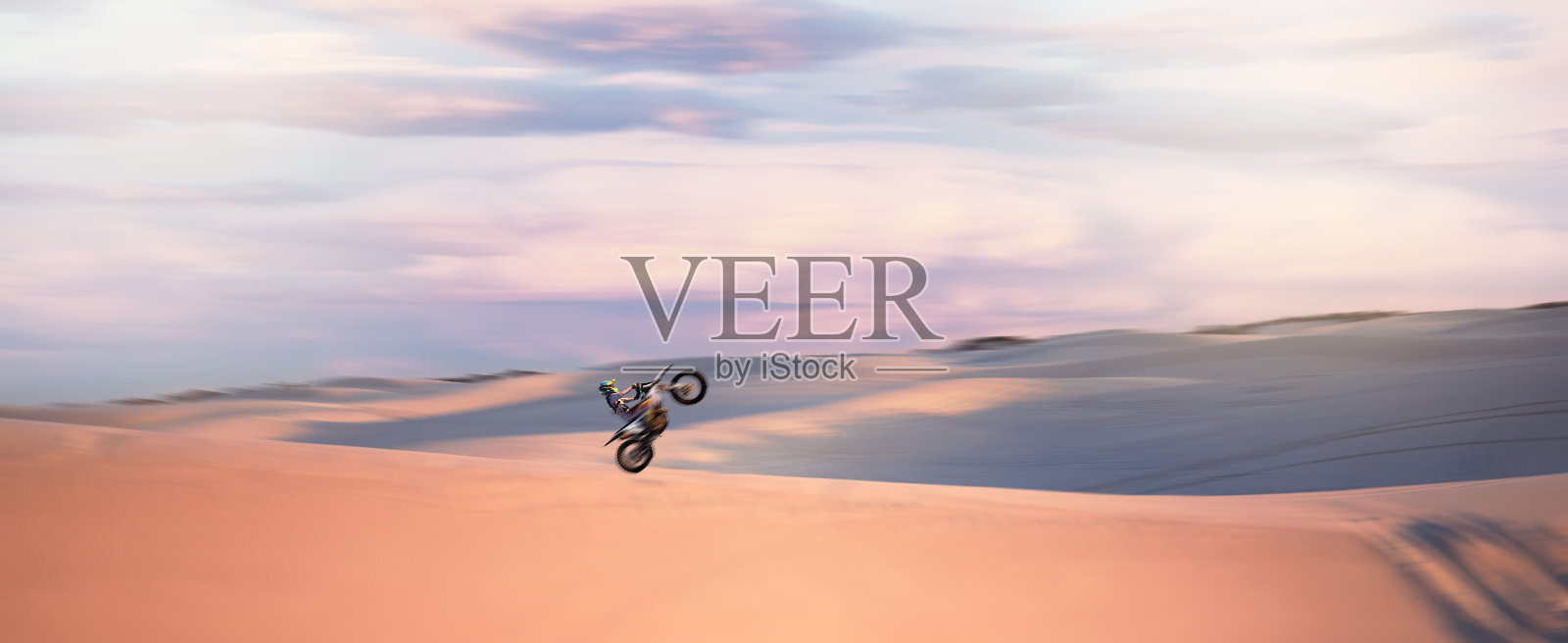 沙漠沙丘，摩托车交叉和运动冒险运动员做一个极限跳跃与速度。旅行，沙滩和自行车的能量，一个男子运动员骑自行车的挑战和自由的运动比赛照片摄影图片
