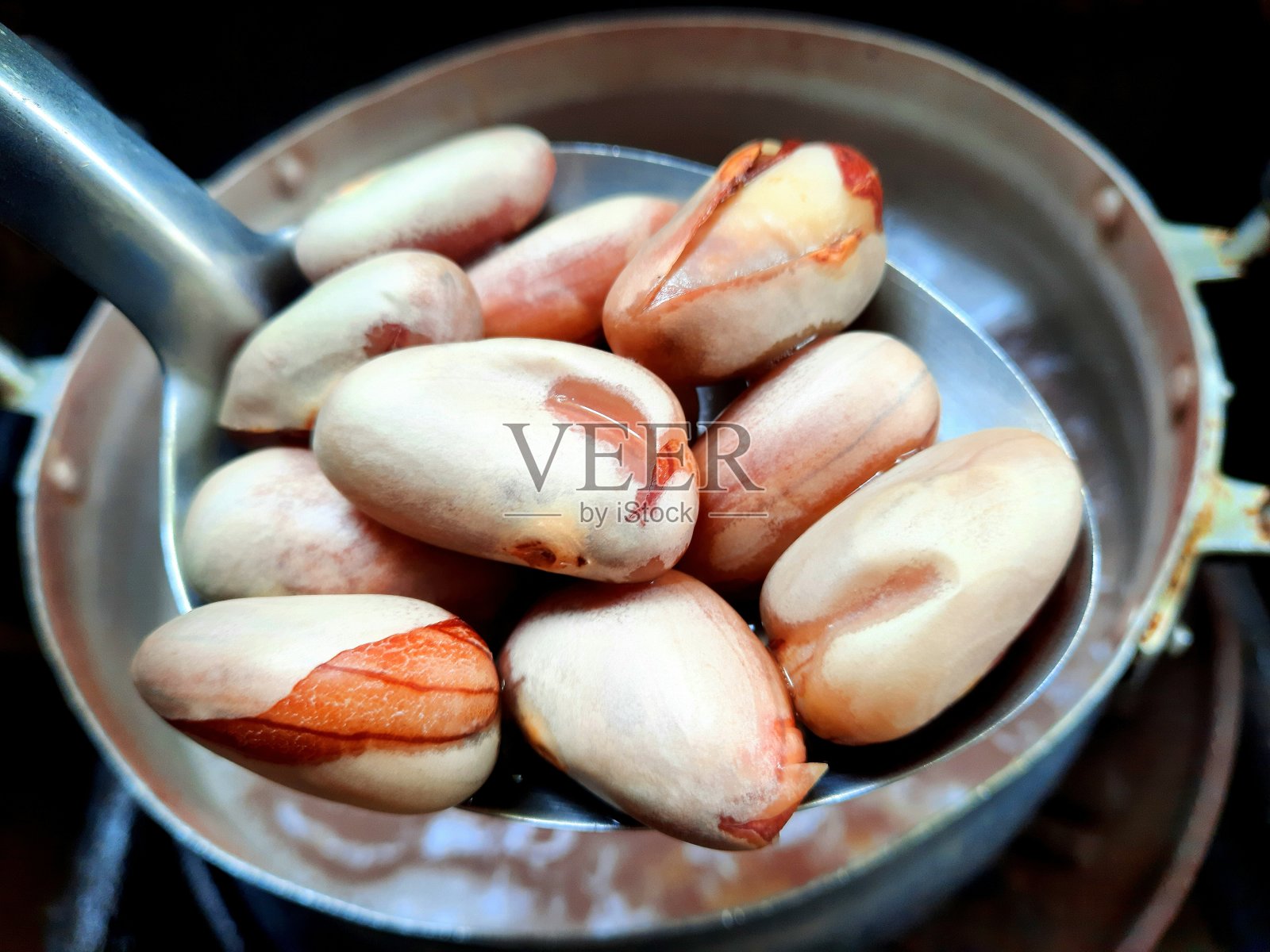 煮菠萝蜜种子-食品准备。照片摄影图片