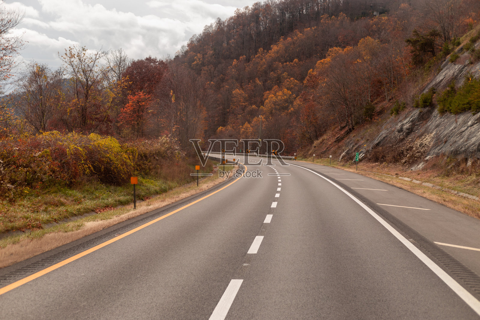 公路在山区。美国州际照片摄影图片